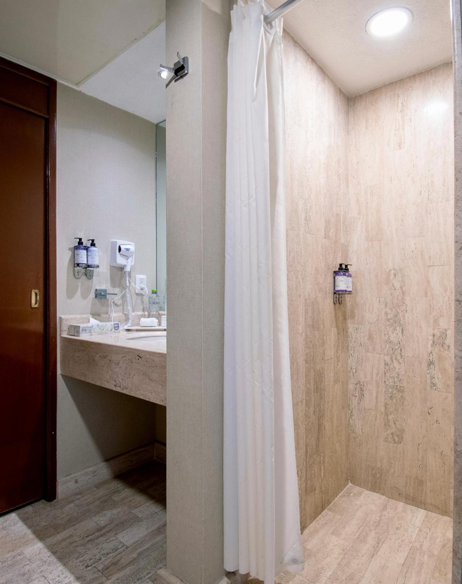 Hotel Plaza Genova Centro Guadalajara Extérieur photo
